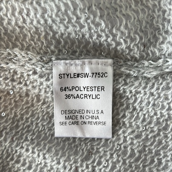 Uniq Chaser Silver Knit Sweater with Keyhole Back Size Large NWT! - Picture 6 of 7